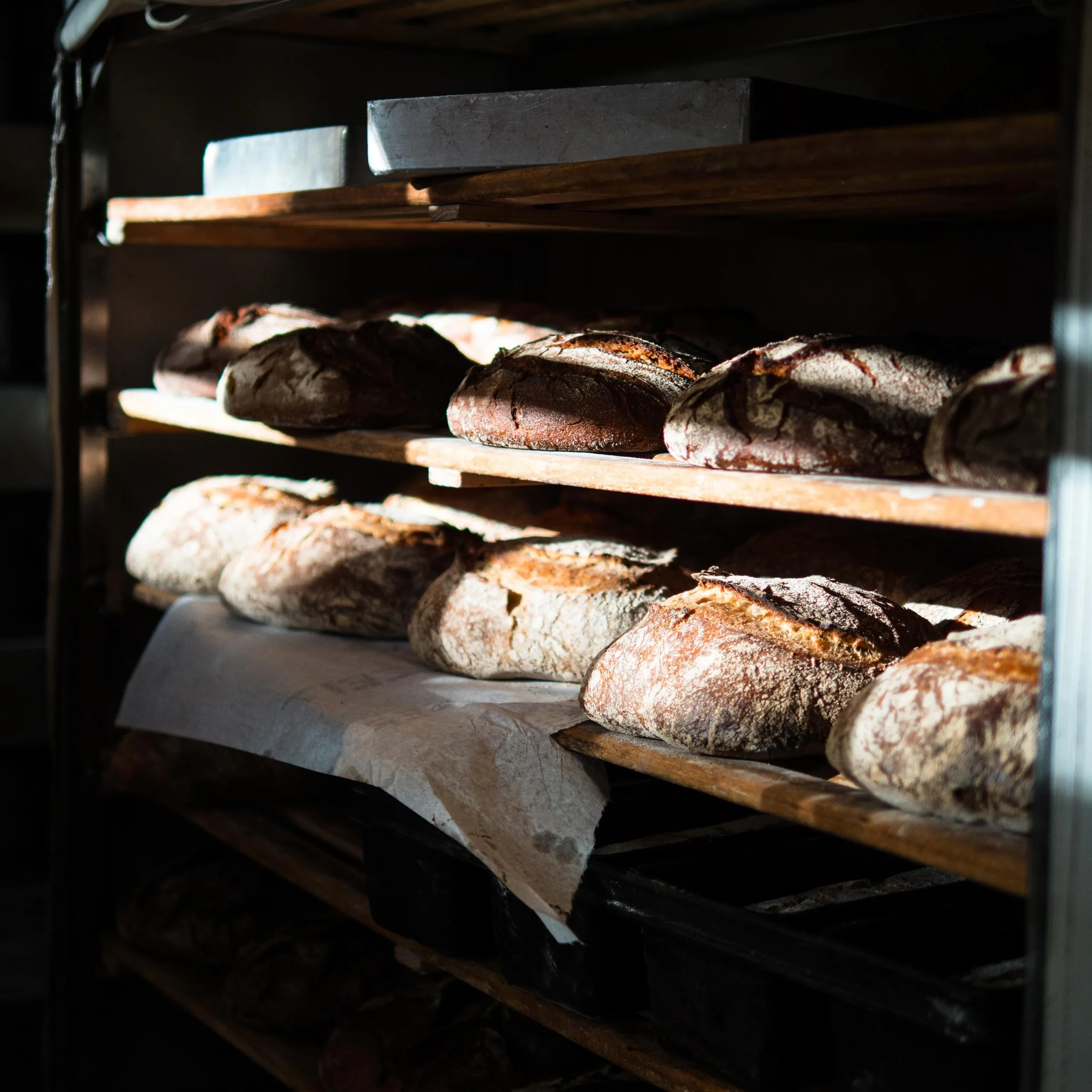 Wir backen weiter!

W&auml;hrend ein Gro&szlig;teil unseres Teams aktuell eine Sommerpause einlegt, b&auml;ckt der Rest in unseren B&auml;ckereien in der Markthalle Neun und in der Uhlandstra&szlig;e 19 weiter. Danke an euch, dass ihr unsere Kundscha
