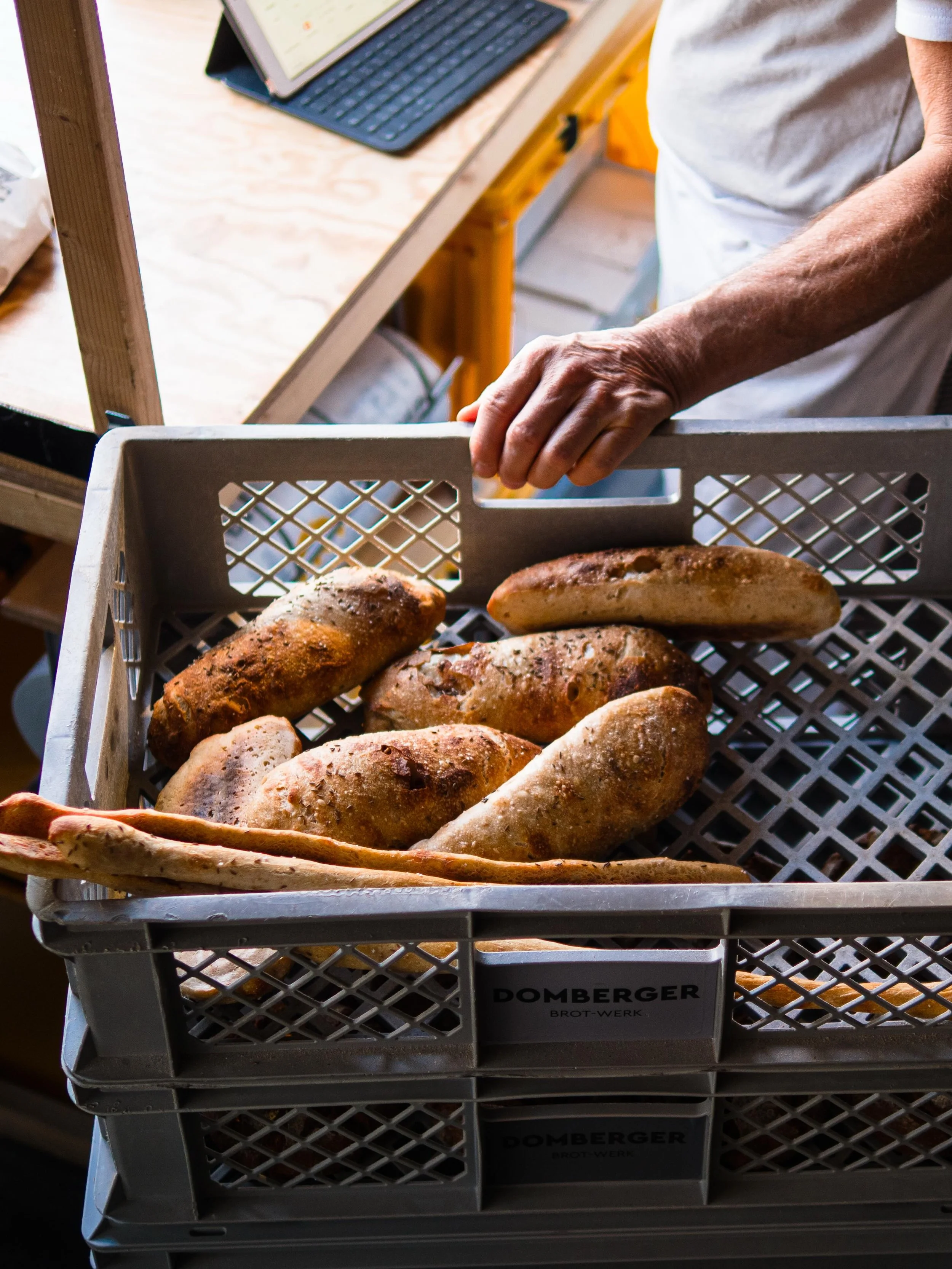 Hallo Stahnsdorf, wir sind wieder da! 

Nach einer kurzen Sommerpause backen wir auch am @marktplatz_waldschaenke wieder. Unser B&auml;ckerei Matthias 2 ist von Dienstag bis Freitag vor Ort und hat Seelen, Beutebrot und viele andere Dinge da. Vom Tei