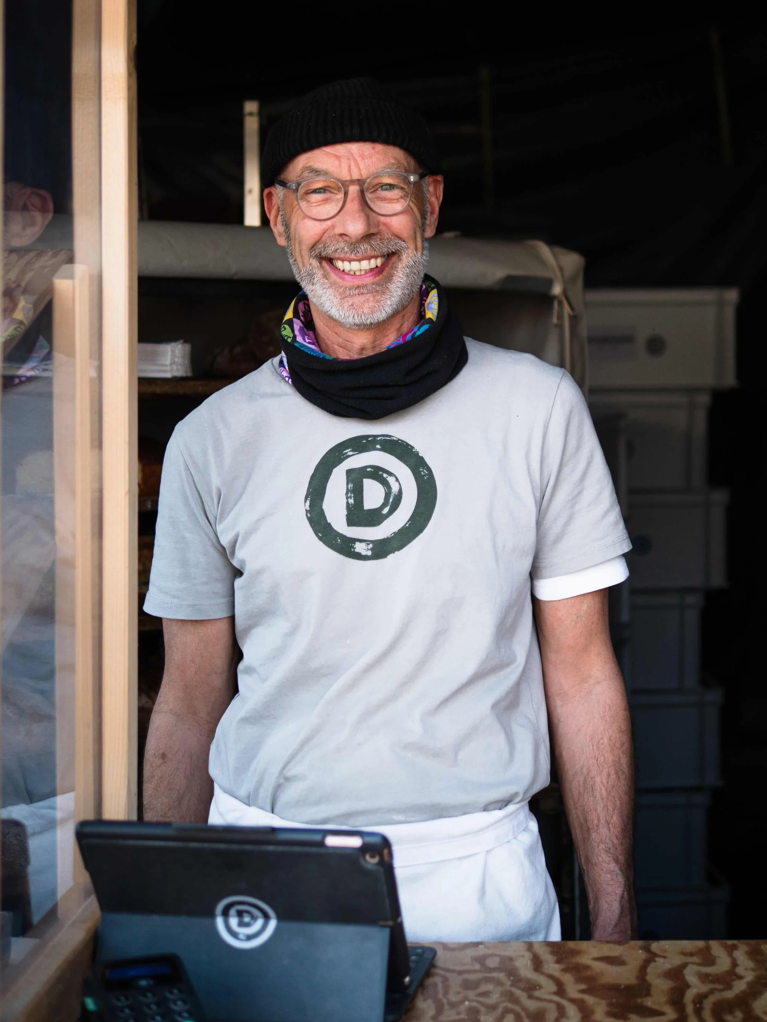 Bevor Matthias in den Urlaub f&auml;hrt: Schaut bei ihm vorbei! 

Er b&auml;ckt Brot und Kuchen in der Mobilen B&auml;ckerei in Stahnsdorf, direkt am @marktplatz_waldschaenke, immer von Dienstag bis Freitag, 14 bis 17 Uhr. Dies ist Matthias&rsquo; le