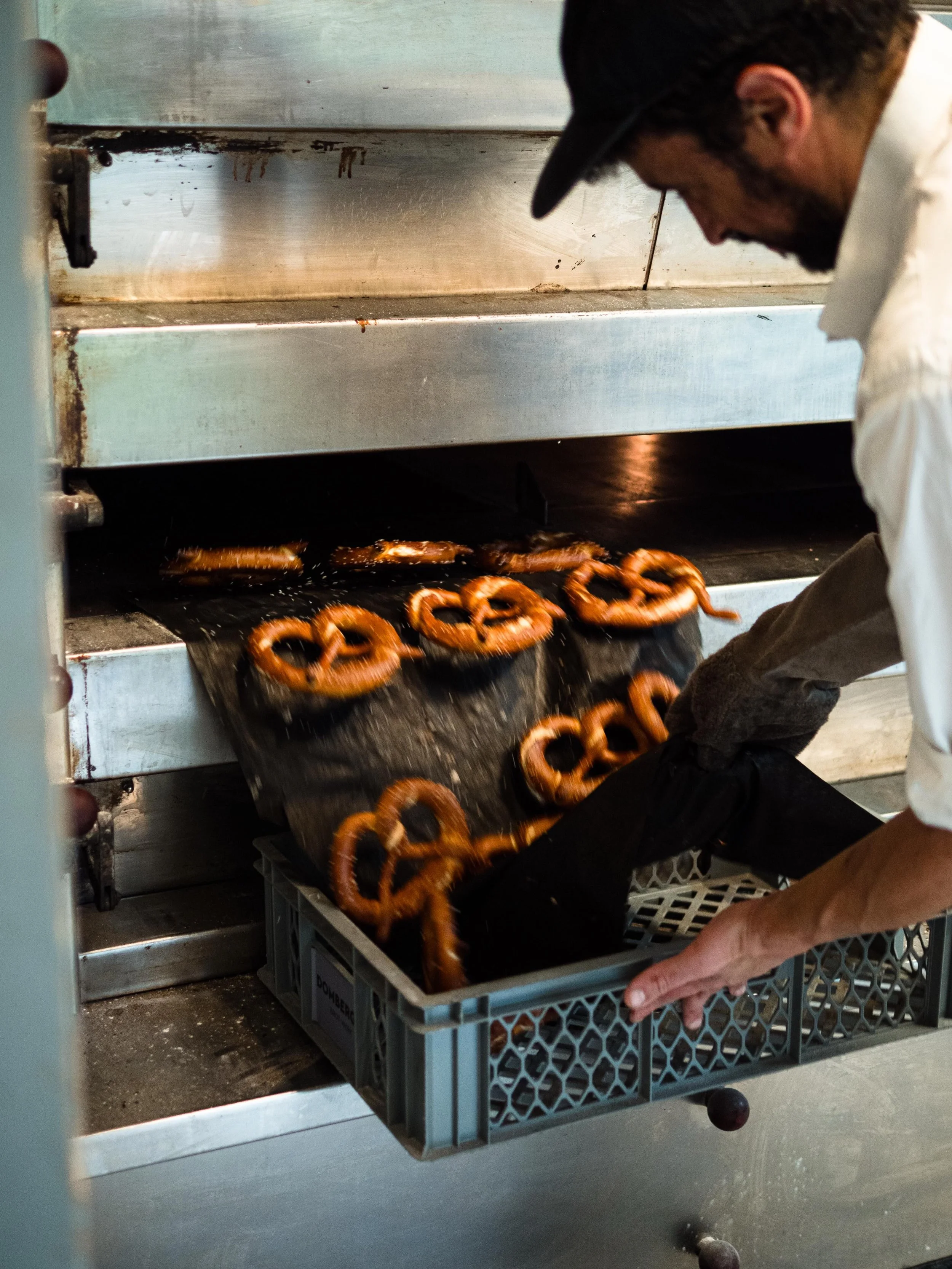 Brezelliebe:

Unsere Sauerteigbrezeln schafften Berlin-weit den Durchbruch. Zum einen, weil wir sie in drei unserer geographisch gut verteilten B&auml;ckereien backen (Moabit, Uhlandstra&szlig;e und Markthalle Neun), zum anderen, weil sie das beliebt