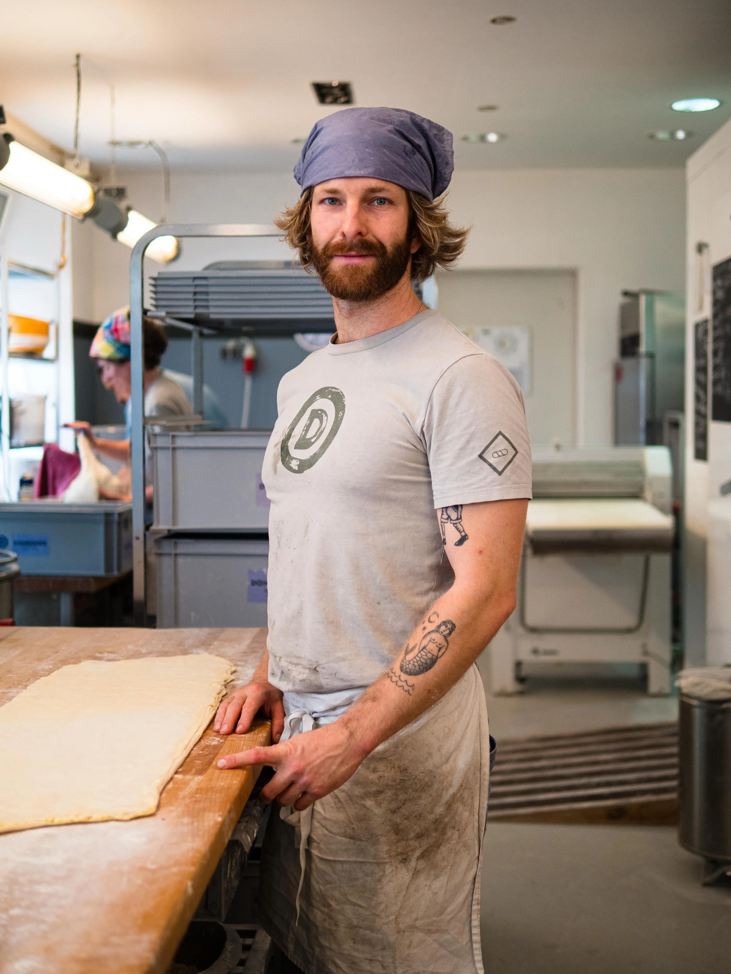 Wir stellen vor: Luca! 

Luca kommt aus Heidelberg und zog 2020 nach Berlin, wo er zun&auml;chst in der Gastronomie arbeitete, als Barkeeper und im Service. Dann begann er seine Ausbildung als Jugend-und Heimerzieher und war als Sozialarbeiter in Kin