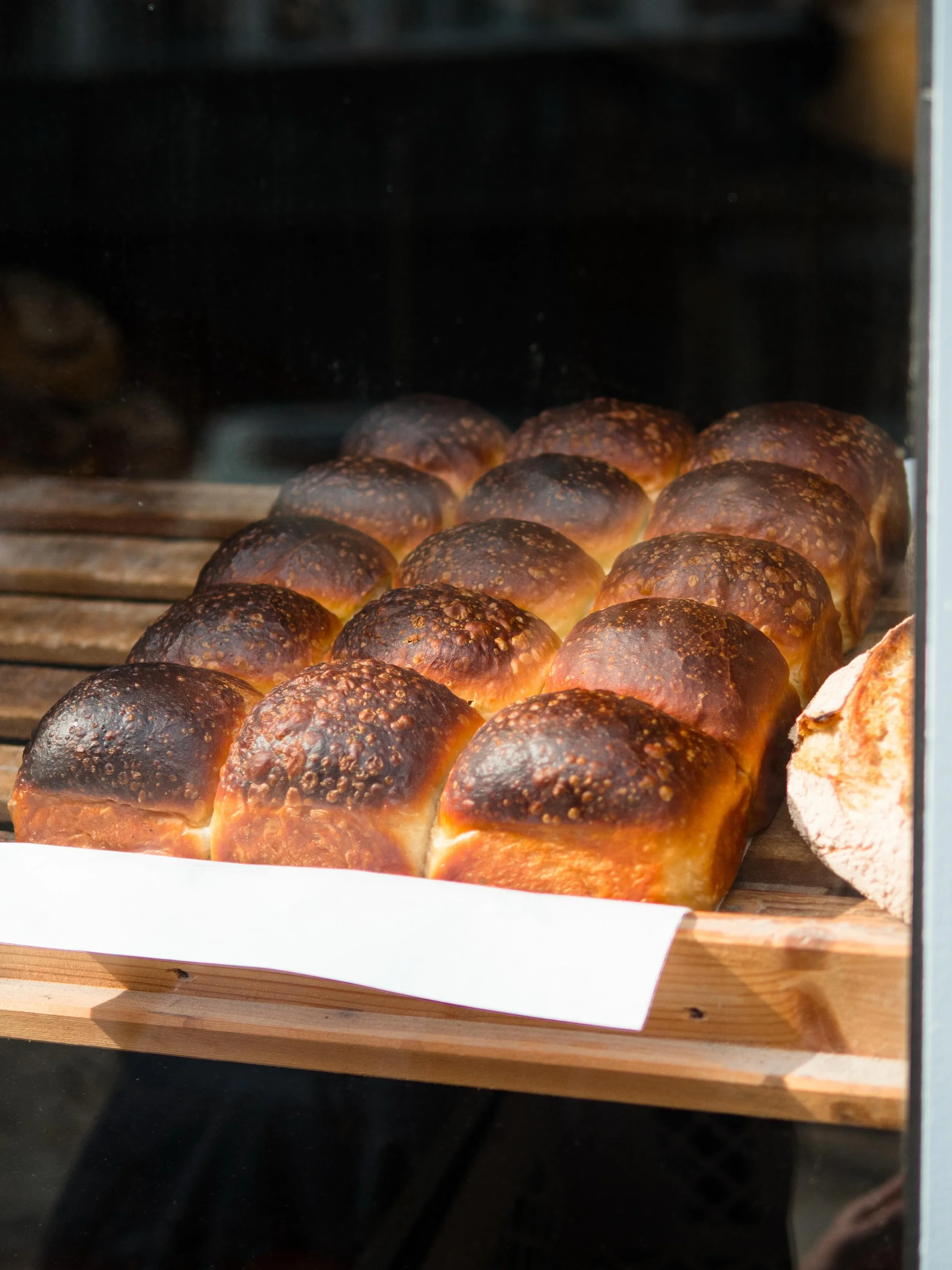 Vegane Oliven&ouml;lbrioche:

Backen wir immer noch und zwar in der Uhlandstra&szlig;e, in der Markthalle Neun und in Tegel! Es ist nach wie vor unser einziges rein pflanzliches S&uuml;&szlig;geb&auml;ck, daf&uuml;r aber &uuml;berzeugt es wirklich al