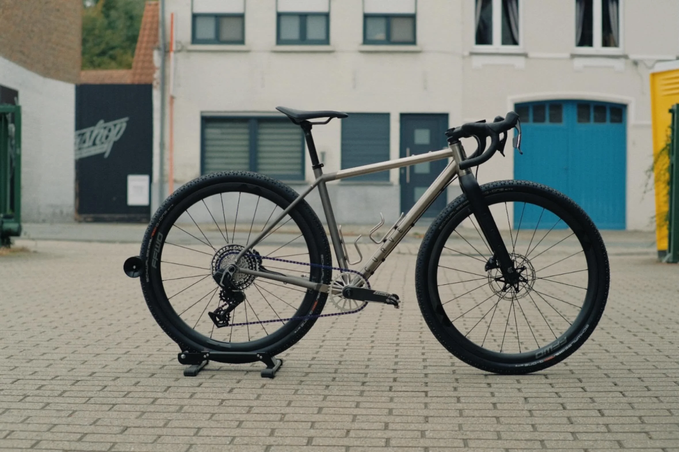 Cutest little Curve GXR everrrrr for Anne.

Custom project with all the bits and pieces.

@curvecycling.europe @garbaruk_components @schwalbetires 

#gravelbike
#titaniumbicycle 
#curvekevin 
#freedomofcycling
#yourfavoritebikestore