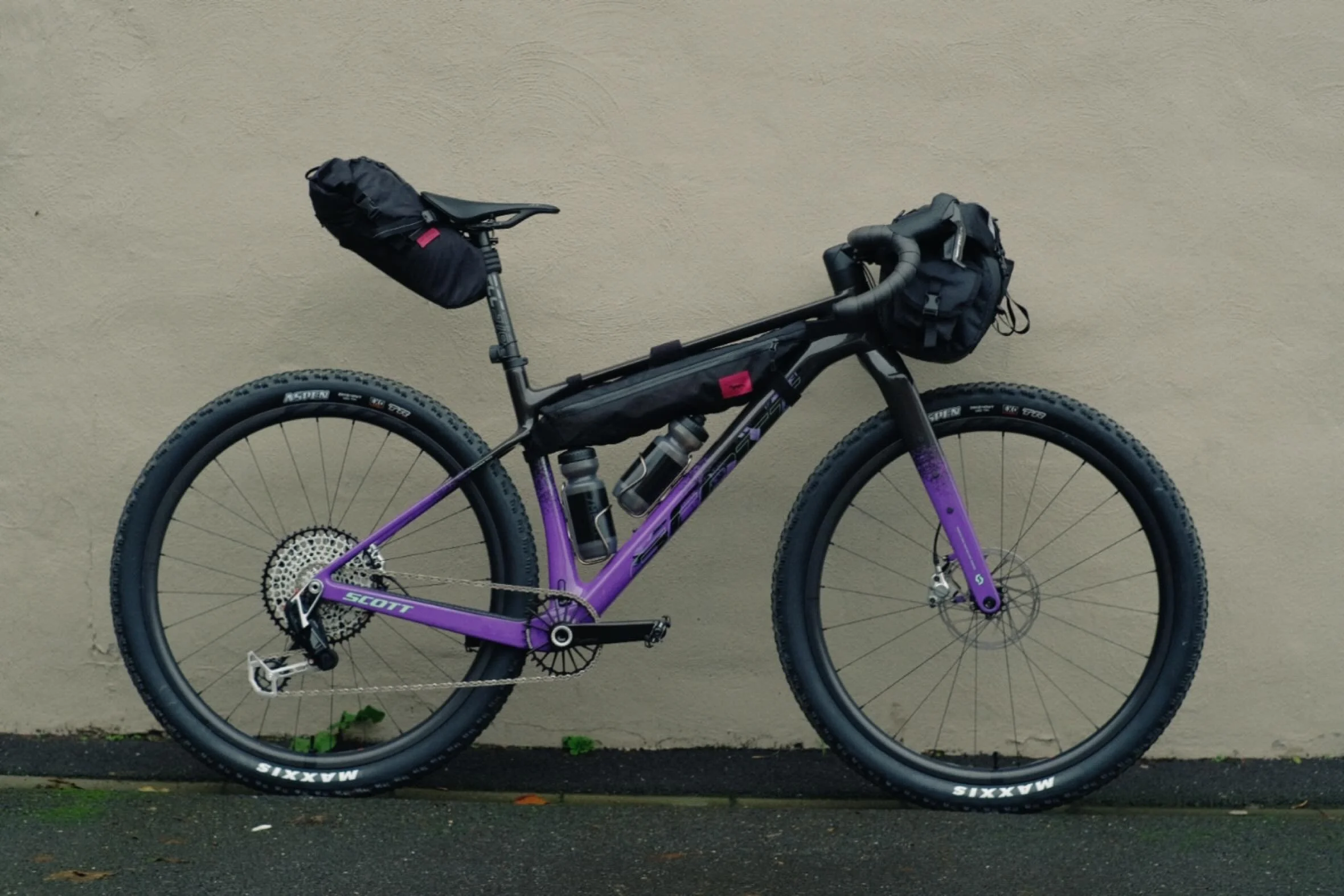 We&rsquo;re proud to announce a new load of weapons to our lineup: Scott Bicycles.
Precision-built bikes with cutting edge carbon technology. A complete catalogue that sets new standards and breaks the norm from time to time.
This first build is just