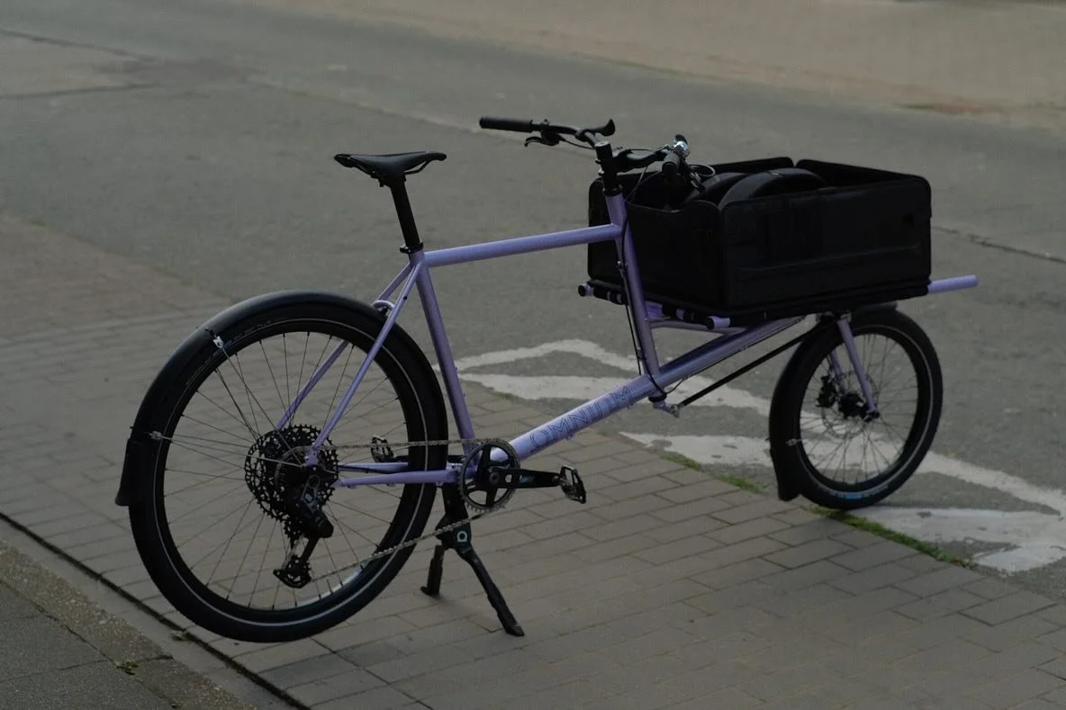 Custom @omnium cargo for Enda.

Love this new frame color, makes me want to build so many different compositions&hellip;

Enjoy your clean, sleek, robo-shifting cargoshredsled! And thanks for the trust.

@omnium @srammtb @velo_orange 

#omniumcargo #