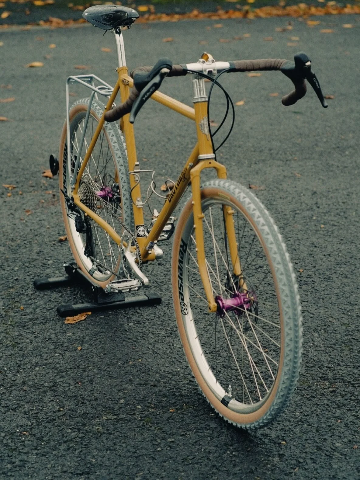 Another killer Brother cycles build. A sharp mix of modern components and classic vibes. Built for the daily commute, gravel detours, or cruising into town for a damn good burger. Enjoy the ride Wouter!

@brothercycles @hopetech @reversecomponents @b