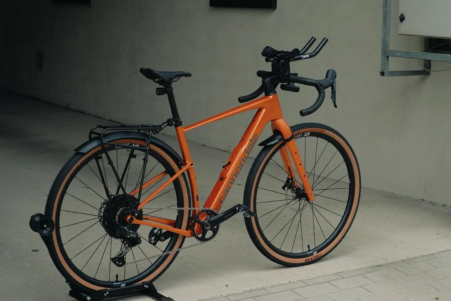 Personalized Cannondale Topstone for C&eacute;cile.

This time our client was looking for a comfortable commuter bike with enough juice in the box to go on bikepacking trips.

A very specific body geometry and some not so straight out of the box wish