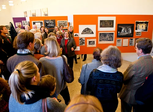 Blick in die Ausstellung wahrend einer Führung. Foto: Sexauer