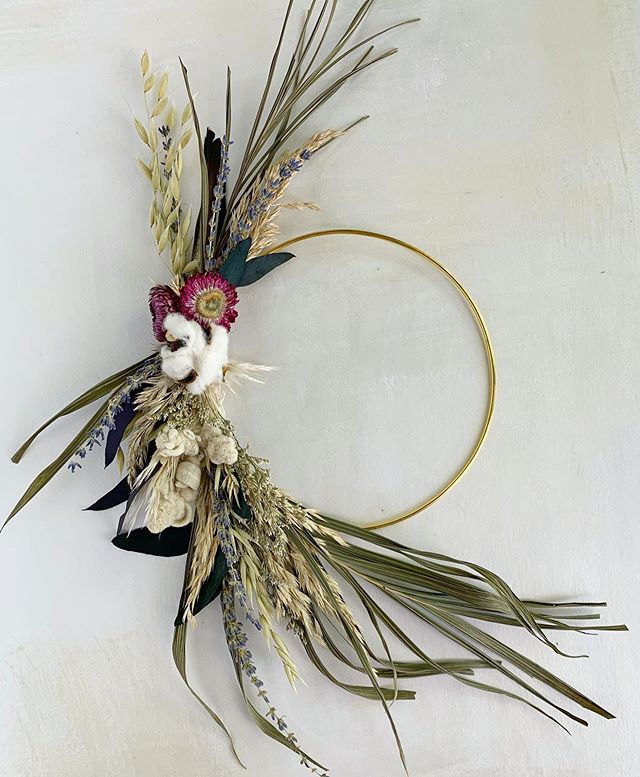 I love this wreath! It&rsquo;s a favorite  of mine! .. 🌾 And even though this one has sold already  I will have lots more just like it at the pop up event at @anthropologie this Saturday Dec 7th 11am-3pm
.
.
.
.
. #driedflowers #driedflowerwreath #a