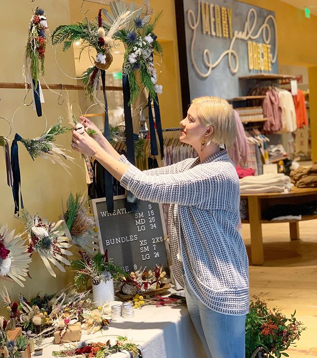 All set up for the @anthropologie pop up! Come by, say Hi, and pick up some Christmas wreath and dried treasures 🎄😊🌾💕
.
.
.
#anthropologie #christmaswreaths #driedwreaths #everlastingflowers #popupshop #torrance #supportsmallbusiness #florist