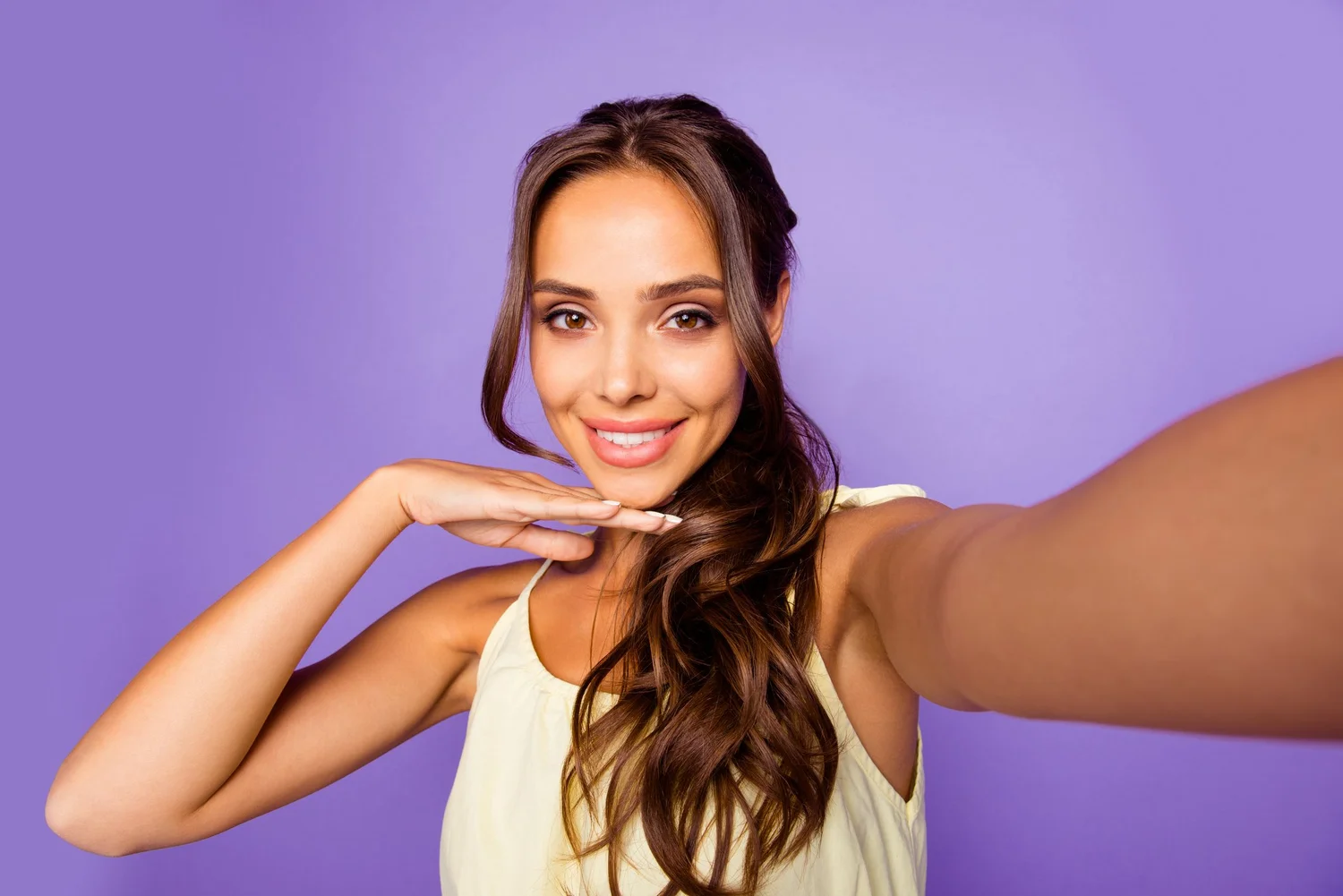 Influenceuse beauté souriante