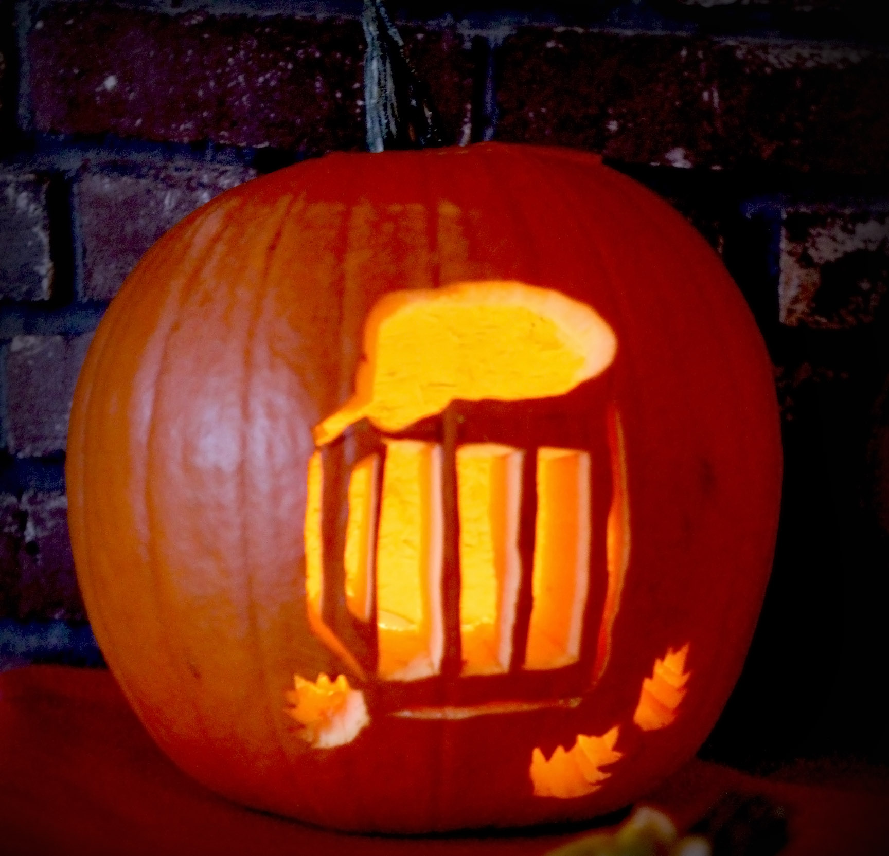 I was remiss in taking a picture of my Gordgeous/Premium Roast cocktail, but I'm betting you know what a glass of beer looks like. Here is a pumpkin with a glass of beer carved into it instead.