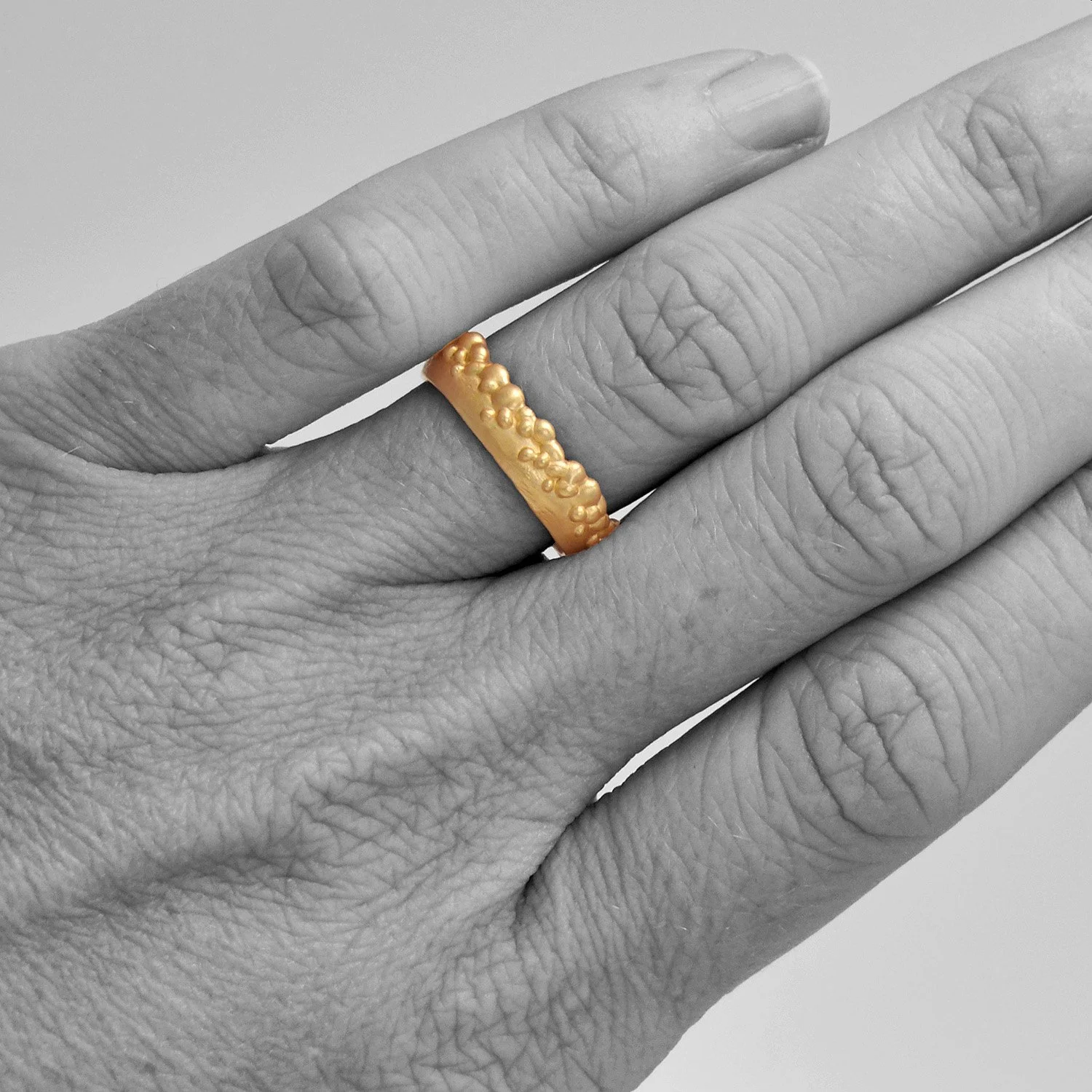 Shaya-Durbin-Wide-Cluster-Band-18k-Gold-Model.jpg