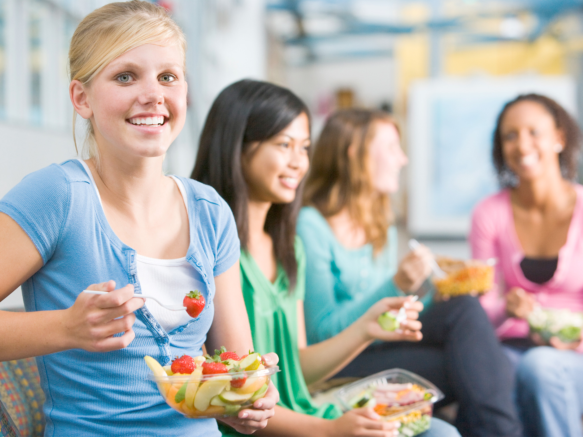 Особенности питания подростков. Подростки и еда. Подростки и здоровая еда. Здоровый подросток. Подростки едят в столовой.