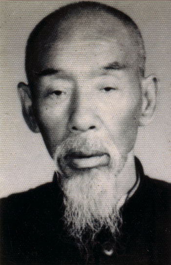 耿氏形意拳第二代传人 耿霞光(1887-1972)人称“江南大侠” Geng Style Xingyiquan second-generation descendant, Grand Master Geng Xiaguang (1887-1972), also known as “Jiangnan Hero.”