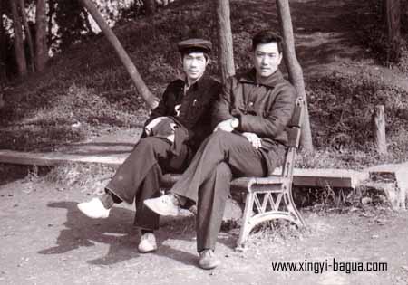 师徒合影(81年荆州) 右 刘敬儒(师父) 左 胡耀武(弟子) Master and disciple photo (Jingzhou, 1981). Right: Master Liu Jingru; Left: Disciple Hu Yao Wu.