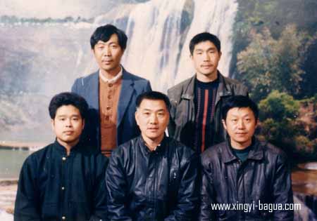 师徒合影 后左起 何贵荣、胡耀武 前左起 刘辉 师父刘敬儒 何顺才 沙市合影 Master and disciples photo in Shashi, China. Back row, from the left: He Guirong and Hu Yao Wu; Front row, from the left: Liu Hui, Master Liu Jin Ru, and He Shun Cai.