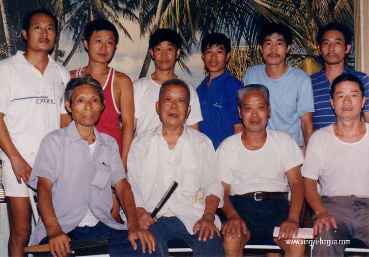 拜师后与师父及见证人荆州武术名家合影 前排右二 师父耿德福 后排右二 弟子胡耀武 Picture taken after the apprenticeship ceremony with the witnesses present. They are all well known martial artists in Jingzhou. Front row, second from the right: Master Geng De Fu; Back row, second from the right: disciple Hu Yao Wu.