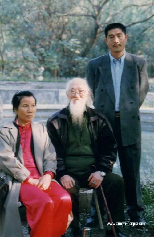 武当太极八卦名家人称江南大侠 百岁老人吕梓剑与胡耀武留影 Wudang Taiji Bagua Grand Master Lu Zi Jian (over 100 years old) pictured with Hu Yao Wu.