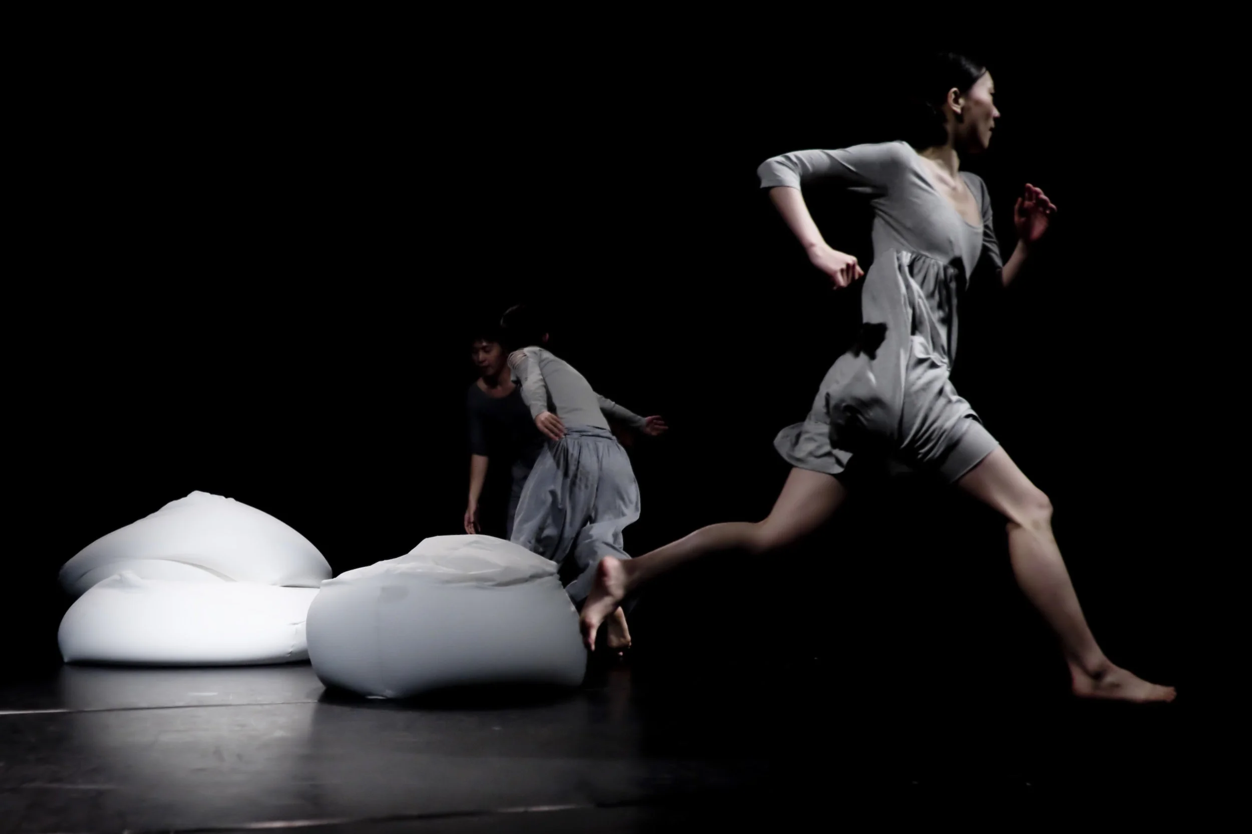 Dancers Terumi Nakayama, Yasuo Asano, Miyuki Hirano. Photo by 周孫豪 Scenery en Route 2011 New Figure Dance Festival, Tokyo Dancing Hour, Osaka