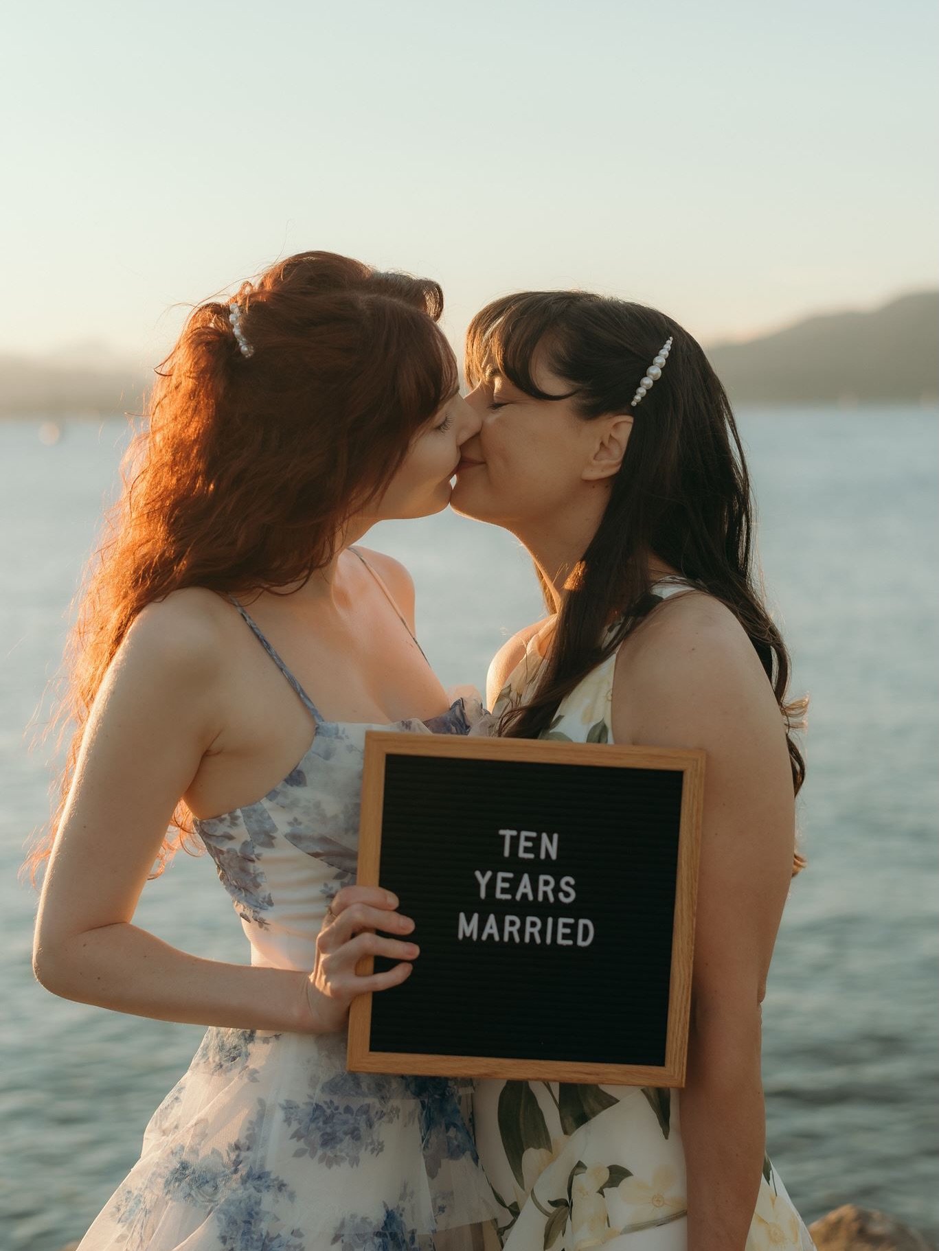 ⁣⁣⁣TEN YEARS MARRIED!!! 💍🥂🍾⁣
⁣⁣
We celebrated our 10th wedding anniversary last December, and we wanted to do some special photos with our wedding photographer (who also photographed our 5th wedding anniversary!) to commemorate the occasion. Then 