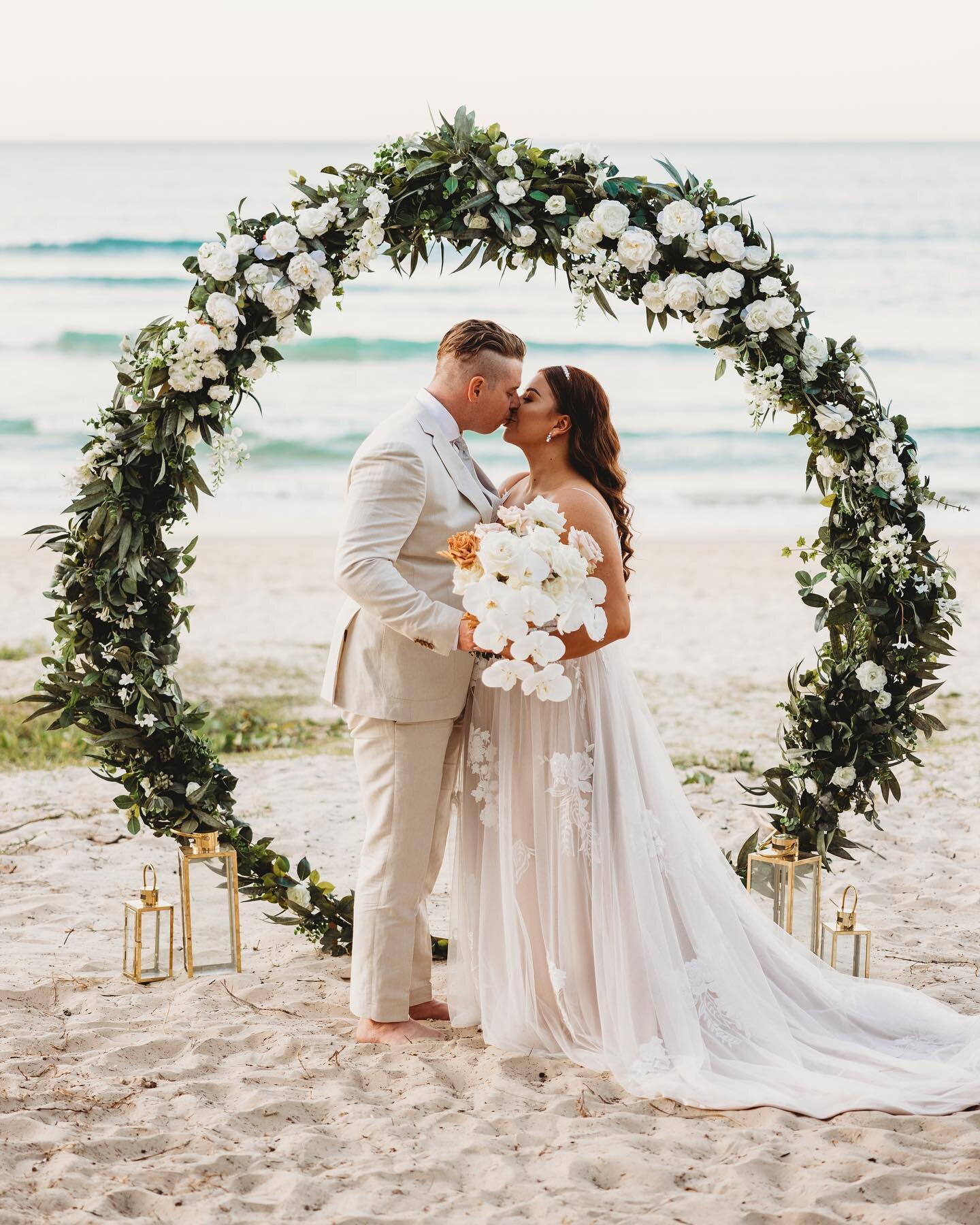 Congratulations to Jocelyn + Jacob🌹
Eloping at beautiful Beach Access 14/15 with our full arch flower styling 🤍
Celebrant @noosaheadscelebrant 
Photographer @leahcohenphotography 
Hair and makeup @beauty.on.the.move 

#elopetonoosa #justmarried #no