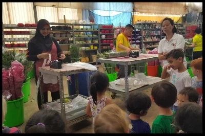The children were shown the process of how the flowers were wrapped, tagged and brought into the different areas for storage.
