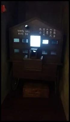 Children who wanted to watch a cartoon had to look for the cinema on wheels. For a few cents, they could watch a short cartoon through the little windows.