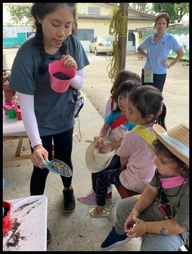  Ms Jamie took a scoop of soil and allowed the children to have a closer look. She explained that the white balls in the soil are called perlite. Perlite helps plants to store nutrients and drain excess water at the same time. 