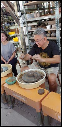  Mr Lee used a fishing line to cut the finished bowl from the potter's wheel. 