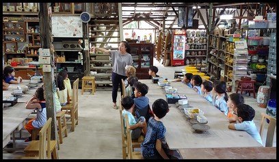  Ms Stella, who is a third generation family member of Thow Kwang Pottery, showed the children some ceramic picture frames that they would be making on their own. 