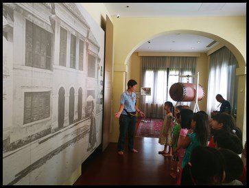  When they entered, the children were shown a mural of Istana Kampong Glam (Sultan's Palace) which served as the royal residence of the Malay sultans in Singapore. The palace and its compounds were beautifully restored to its former glory to become t