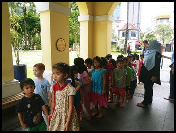  The children arrived at the Malay Heritage Centre and were eager to discover the rich history and culture of our nation's Malay community. 