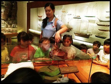  Chen laoshi showed the children a "haj belt". It is a small waist bag which is used by the pilgrims to carry money and other valuables. The children were given a paper cut-out of a "haj belt" which they can colour and make at home. 
