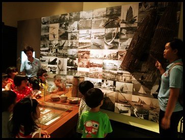  Chen laoshi shared about the history of Kampong Glam as a fishing village. As fishing was an important source of livelihood for many back then, she discussed one traditional method of catching fish by using traps. Commonly, it is made of a cylindric