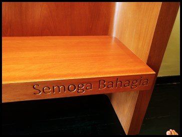 The teachers asked the children to observe the different benches placed all around the exhibit areas. Each bench has a different adage carved on it. This adage expresses wishing happiness to others. 