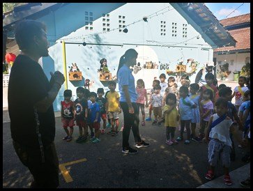  The children arrived at Sunny Heights - a daycare and hotel for dogs. They also have a Cat Safari where visitors are welcome to spend time with the many different types of felines. The children were split into two groups and took turns experiencing 