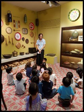  Ms. Kristine showed them the items found in a traditional Chetti Melakan kitchen. Many were fascinated by the assortment of kitchen tools before them.&nbsp; 