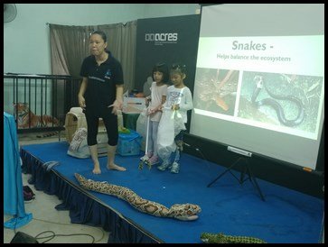  Lynne Marie and Chloe were picked to role-play being rescue officers, as they had correctly answered the trivia asked. Using a toy python, a grabber and a small sack, the children were taught how rescuers would handle the situation when faced with s