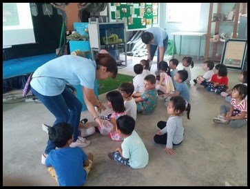  The children were given an opportunity to smell coffee powder, cinnamon sticks, pounded ginger and vinegar to help them understand how the Common Fruit Bat searches for its food. 