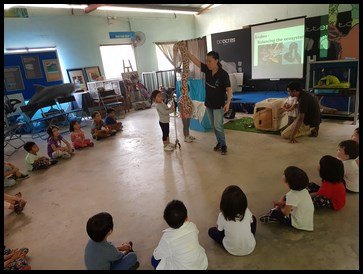  Ms. Edwina explained to the children that it was not the right way nor the safe way to hold a snake with bare hands. 