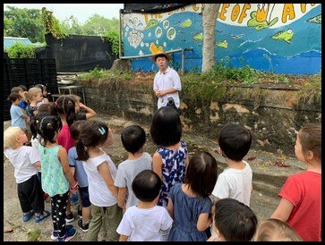  The children were greeted by one of the tour guides, Mr Jackson, who shared the history of farms in Singapore where we had as many as 20,000 farms in the past but we only have 200 farms now. 