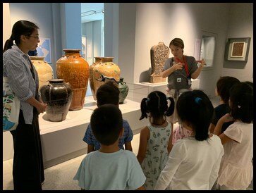  Our first stop was the ceramic jars that were used to carry water, oil, preserved food and other commodities. Many of these jars were made in southern China but others were produced in Thailand, Cambodia and Indonesia. The lady on the left is a shad
