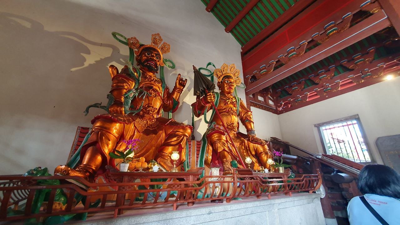  There are two devas that accompany the Buddha on each side. 