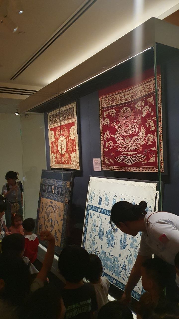  Peranakan batik prints. The children pointed out the different colours and prints that they could see on these pieces of batik. 