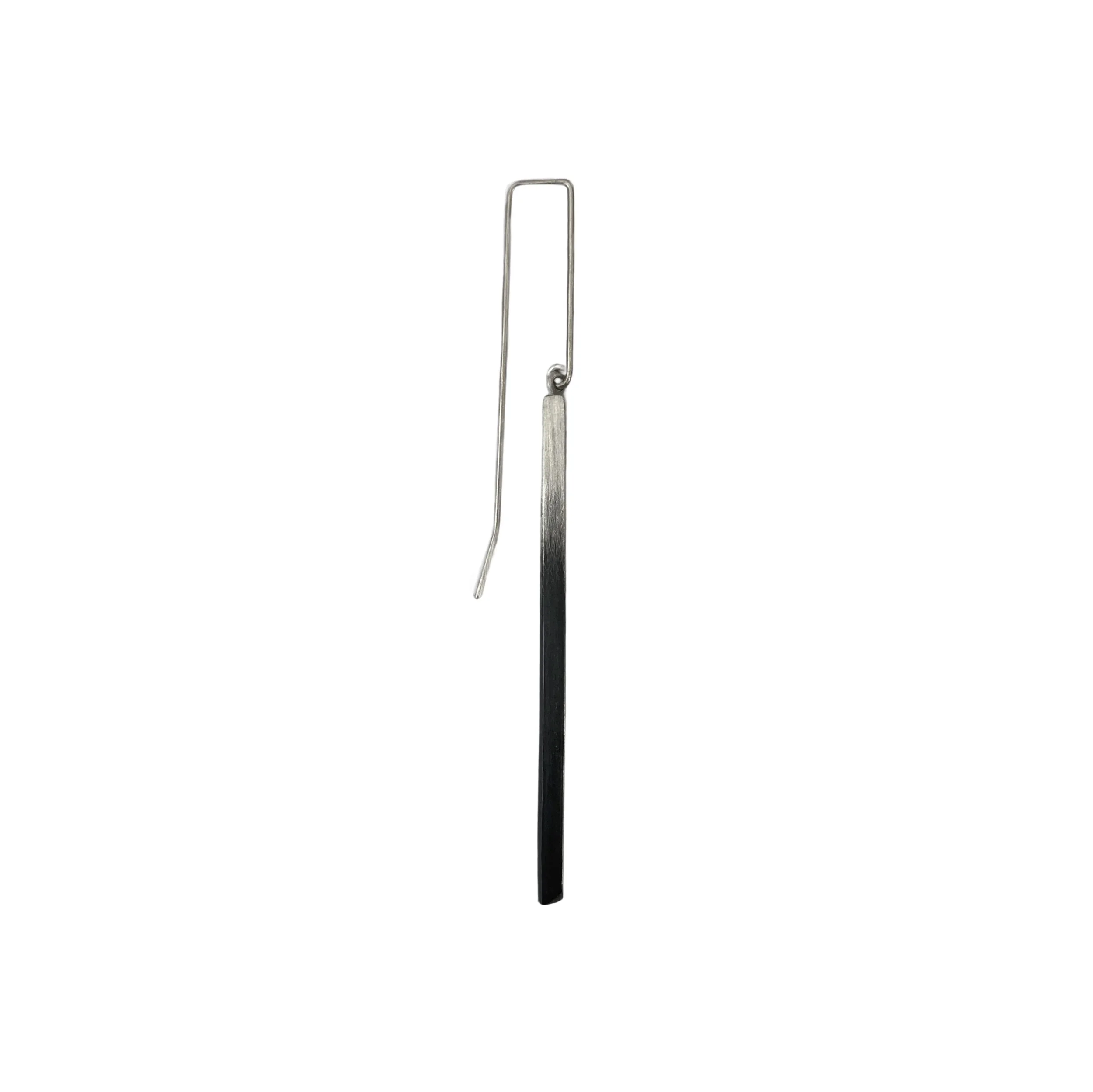 SINGLE-KNIFE-EDGE-GRADIENT-RIGHT-ANGLE-EARRING-OX925-web.jpg