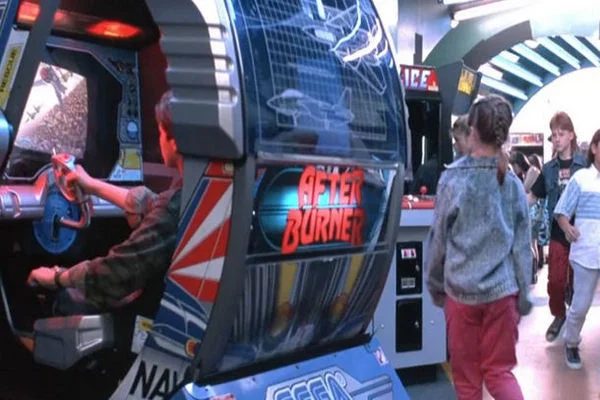 John Connor gioca beato con After Burner II prima che inizi Terminator II al cinema.