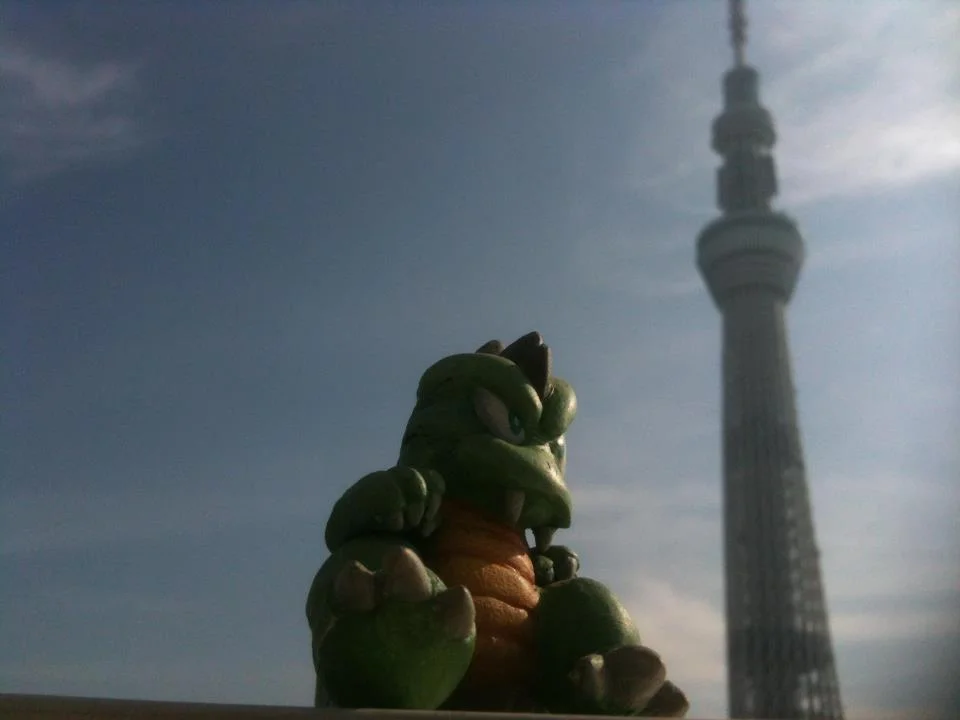 Una scultura del Lizard Man di Monster World II ( Wonder Boy III: The Dragon's Trap qui da noi) in posa ai piedi della nuovissima Tokyo Sky Tree, secondo edificio più alto del mondo, che sorge vicinissima agli uffici di Westone Bit Entertainment.