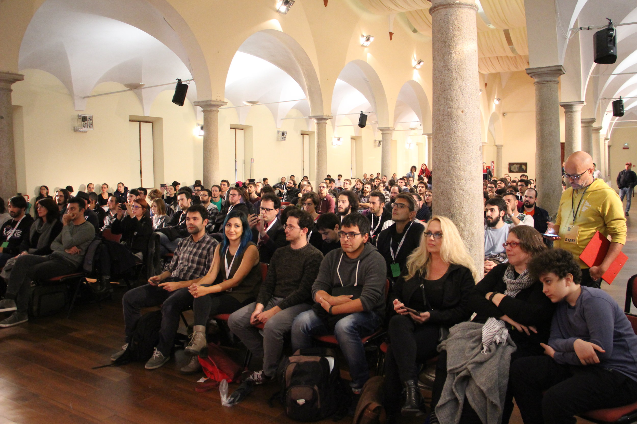 Brenda in prima fila supporta il marito durante il talk.JPG