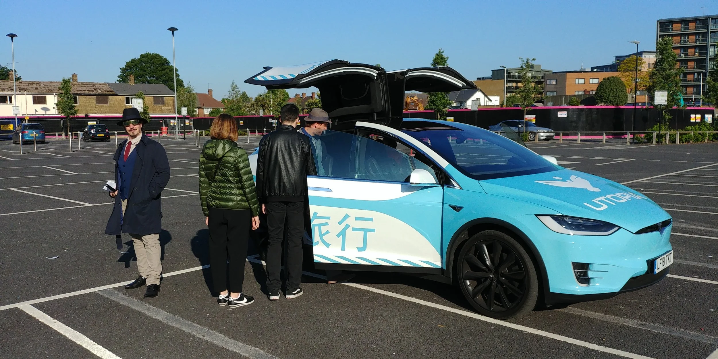 Se sei un VIP, ti accoglie un agente dell'LAPD che ti porta a una Tesla, guidata da uno che poi ha pure un certo ruolo nel gioco. La Tesla è ovviamente addobbata a tema.
